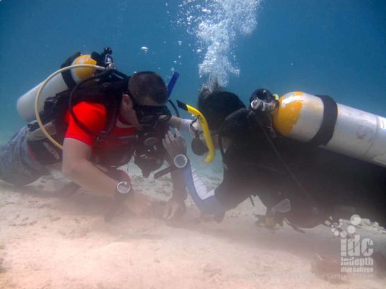 Rescuing an unresponsive diver underwater on the PADI Rescue Diver Course